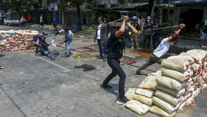 Melihat Senjata Rakitan Demonstran MyanmarMyanmar Anti-coup protesters test an improvised weapon they have made to fight with armed Myanmar security forces in Yangon, Myanmar Wednesday, March 17, 2021. (AP Photo)