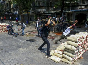 Tak Henti Warga Myanmar Ditodong Moncong Senjata Usai Kudeta