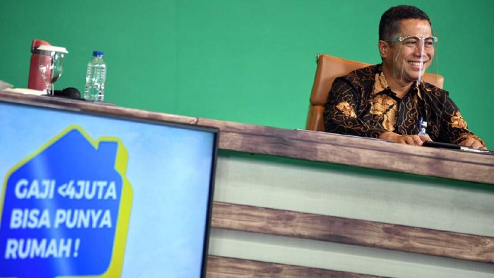 Mencari Solusi Rumah Bagi MBR Direktur Consumer and Commercial Lending Bank BTN Hirwandi Gafar, Direktur Jenderal Pembiayaan Infrastruktur Pekerjaan Umum dan Perumahan dari Kementerian Pekerjaan Umum dan Perumahan Rakyat Eko D. Heri (tengah) dan Komisioner BP Tapera Adi Setianto (kedua kiri), Direktur Penilaian Tanah dan Ekonomi Pertanahan ATR/BPN Perdananto Ari Wibowo (kedua kanan) dan Direktur Rumah Umum dan Komersil Fitrah Nur (kanan) berbincang di sela-sela FGD dengan tema