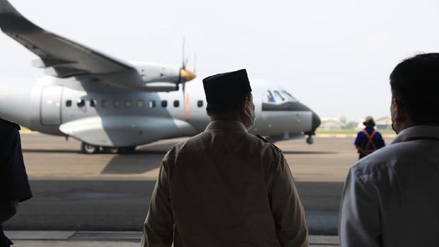 Menhan Prabowo serahkan Pesawat karya anak bangsa CN235-220 kepada AU Senegal (Dok. Kemhan)