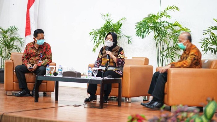 Mensos Tantang Mahasiswa Ikut Selesaikan Masalah Sosial Mensos Tri Rismaharini memberi kuliah umum di Kampus Poltekesos Bandung. Mensos menantang para mahasiswa untuk bisa selesaikan permasalahan sosial.