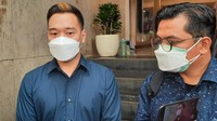 Foto: Michael Yukinobu Defretes atau Nobu (kiri) jalani wajib lapor di Polda Metro Jaya. Nobu juga pernah dekat dengan Gisel. (Yogi/detikcom)