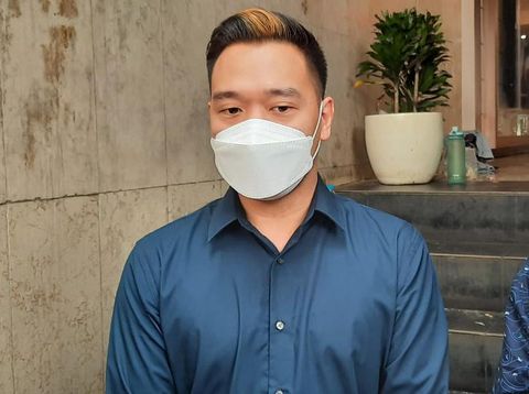 Michael Yukinobu Defretes atau Nobu (kiri) jalani wajib lapor di Polda Metro Jaya.