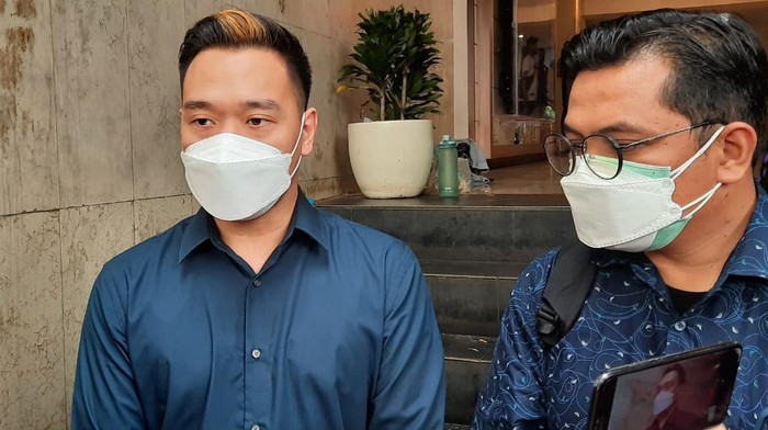 Michael Yukinobu Defretes atau Nobu (kiri) jalani wajib lapor di Polda Metro Jaya.