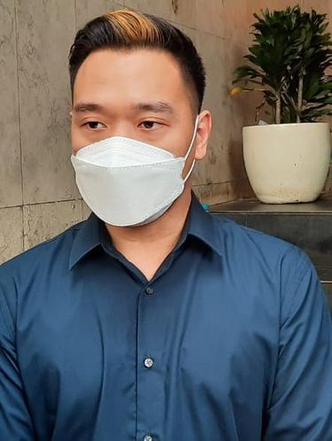 Michael Yukinobu Defretes atau Nobu (kiri) jalani wajib lapor di Polda Metro Jaya.