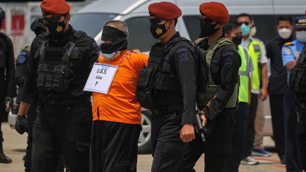 Momen 22 Tersangka Teroris Jaringan JI dari Jatim Tiba di Jakarta 22 tersangka teroris jaringan Jamaah Islamiyah (JI) tiba di Bandara Soekarno-Hatta. Para tersangka itu sebelumnya ditangkap Densus 88 Antiteror di Jawa Timur.
