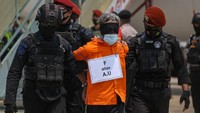 Sebanyak 22 tersangka teroris jaringan Jamaah Islamiyah (JI) yang ditangkap Densus 88 Antiteror di Jawa Timur (Jatim) tiba di landasan Apron Terminal Kargo Bandara Soekarno-Hatta (Soetta).
