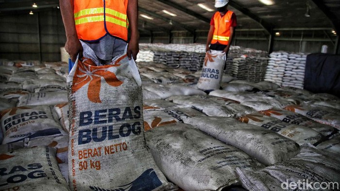 Pemerintah berencana impor beras 1 juta ton. Dirut Perum Bulog Budi Waseso pun buka-bukaan soal kondisi ratusan ribu ton beras impor yang belum terpakai.