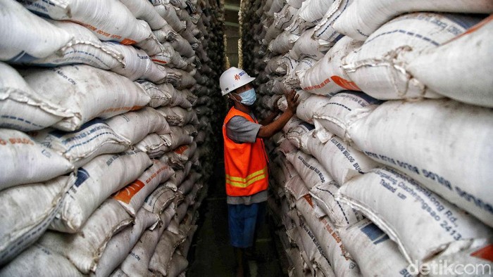 Nasib Ratusan Ton Beras di Gudang Bulog Kala Rencana Impor Bikin Heboh Pemerintah berencana impor beras 1 juta ton. Dirut Perum Bulog Budi Waseso pun buka-bukaan soal kondisi ratusan ribu ton beras impor yang belum terpakai.