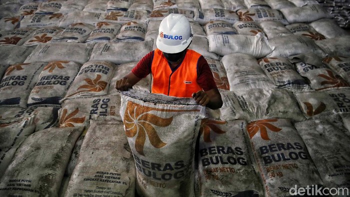 Nasib Ratusan Ton Beras di Gudang Bulog Kala Rencana Impor Bikin Heboh Pemerintah berencana impor beras 1 juta ton. Dirut Perum Bulog Budi Waseso pun buka-bukaan soal kondisi ratusan ribu ton beras impor yang belum terpakai.