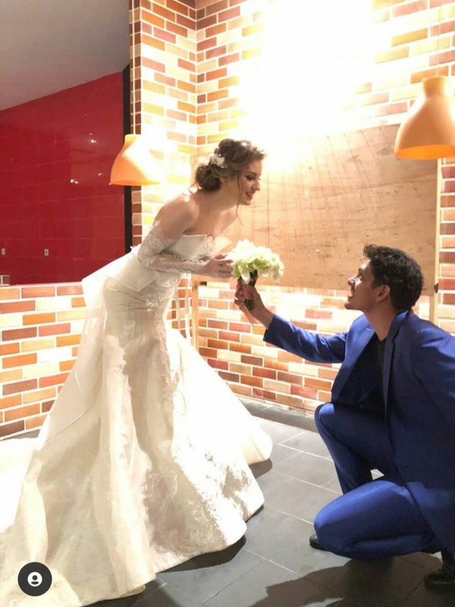 Baru-baru ini diketahui bahwa Nastasya merupakan istri dari salah satu aktor Indonesia, Robby Shine. Nama Robby Shine mulai terkenal usai dirinya menjadi runner up L-Men of The Year 2004 dan membintangi beberapa sinetron setelahnya. Foto: Robby Shine