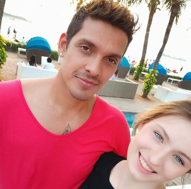 Nama Nastasya Shine mulai terkenal di TikTok setelah video-video unggahannya banyak disukai dan menjadi viral. Nastasya seringkali mengunggah video-video dirinya berbahasa Indonesia. Walaupun belum lancar berbahasa Indonesia tetapi Nastasya terlihat cukup percaya diri. Foto: Robby Shine