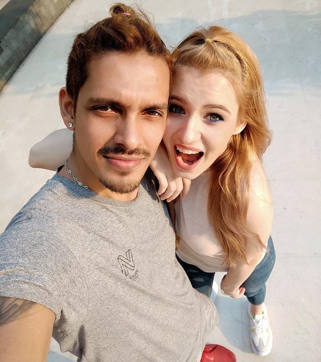 Baru kali ini saya bingung dengan bahasa saya sendiri, komentar salah seorang netizen. Pagi-pagi dibikin bengek sama mba bule, tambah netizen lain. Plis capek banget gua nahan bengek tengah malam, komentar netizen lain. Bener-bener kalo sama ka Natasya, jadi susah memahami bahasa sendiri, komentar netizen lainnya. Foto: Robby Shine