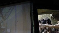Primata memperhatikan ketidakhadiran tamu dan mencari mereka. (Peter David Josek/AP)