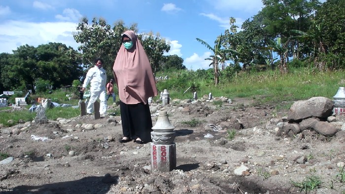 Warga Parepare, Nuraeni (45) cerita pemindahan makam suaminya, Kamis (18/3/2021).