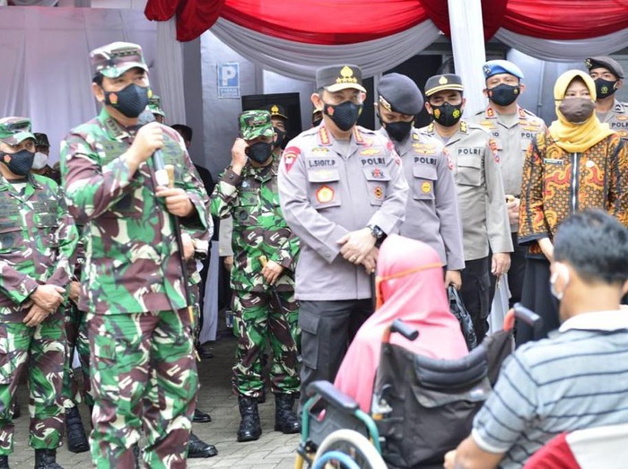 Panglima TNI Marsekal Hadi Tjahjanto dan Kapolri Jenderal Listyo Sigit Prabowo di Surabaya