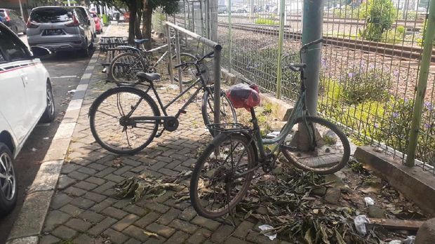 Parkir sepeda di Stasiun Bekasi.