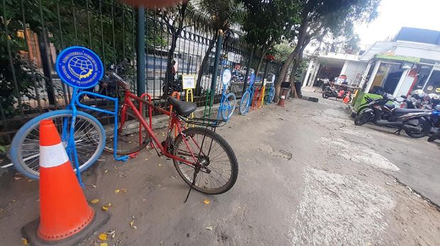 Parkir sepeda di Stasiun Tebet, Kamis (18/3).