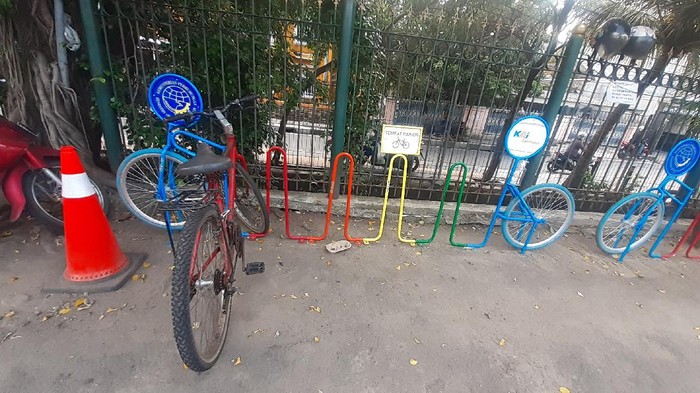 Parkir sepeda di Stasiun Tebet, Kamis (18/3).