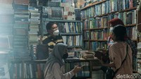 Di Pasar Buku Kenari dijual berbagai jenis buku, mulai dari novel, buku pelajaran, hingga komik. Buku yang dijual pedagang berupa buku bekas atau buku baru.
