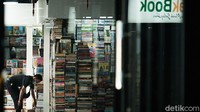 Pada hari Kamis (18/3/2021) siang, sesekali ada pengunjung yang melewati Pasar Buku Kenari. Ada yang membeli buku atau sekedar melihat-lihat buku.