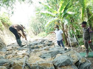Jalan ke Tanjung Burung Teluknaga Longsor, Jalan Alternatif Dilebarkan