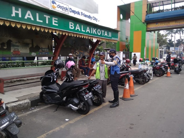 Penertiban parkir liar dekat JPO Balai Kota Depok-halte Balaikota, 18 Maret 2021. (Dok Dishub Depok)