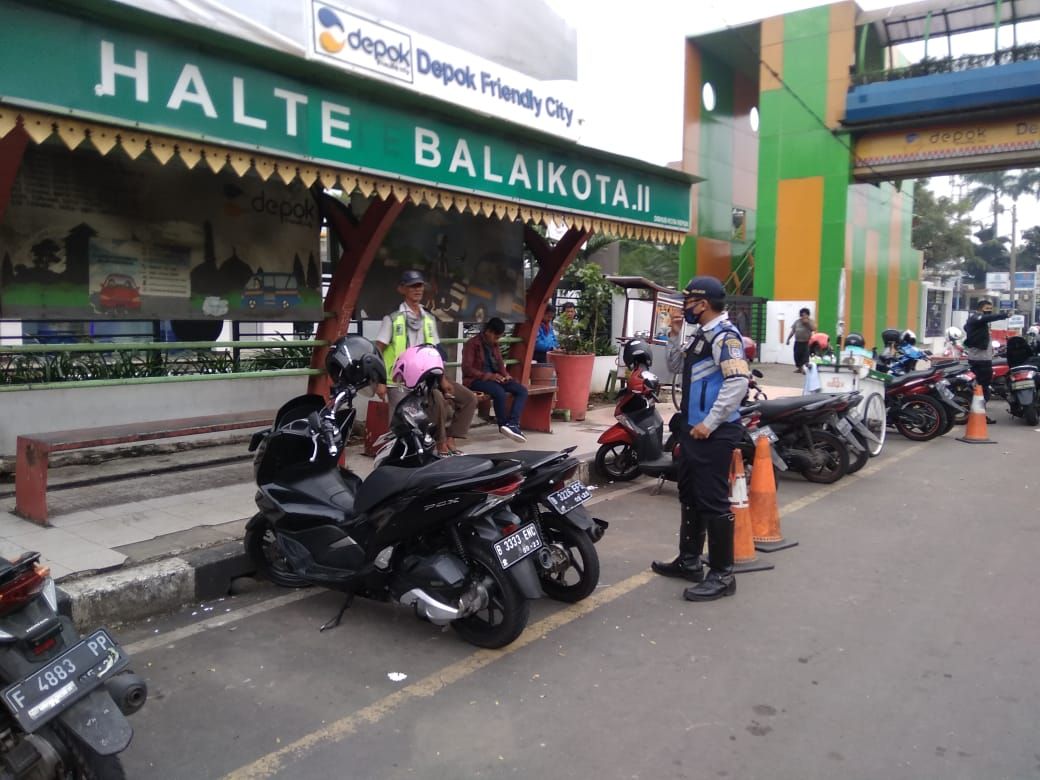 Penertiban parkir liar dekat JPO Balai Kota Depok-halte Balaikota, 18 Maret 2021. (Dok Dishub Depok)