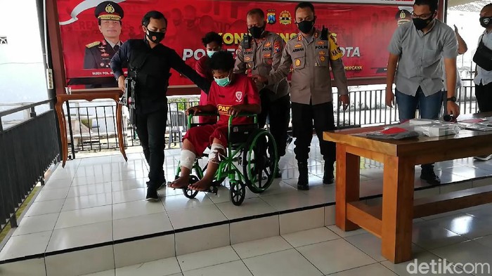 Polisi mengamankan jambret di Kota Pasuruan yang terekam CCTV. Dalam aksi penjambretan itu, korban yang merupakan bocah SD sempat terseret motor pelaku hingga terluka.