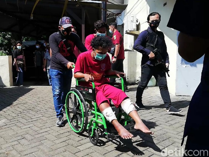 Polisi mengamankan jambret di Kota Pasuruan yang terekam CCTV. Dalam aksi penjambretan itu, korban yang merupakan bocah SD sempat terseret motor pelaku hingga terluka.