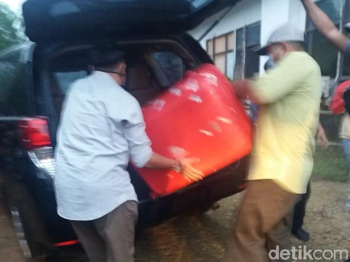 Penyidik KPK membawa dua buah koper hasil penggeledahan kantor Pemkab Bandung Barat