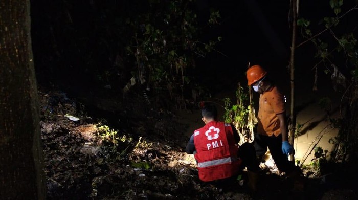 Petugas melakukan evakuasi mayat janin bayi di Bengawan Solo, Sragen, Kamis (18/3/2021).