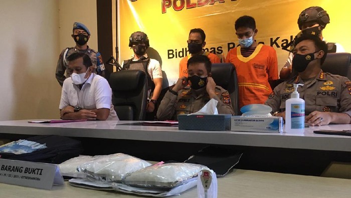 Polda Kaltim menangkap dua pelaku pengedar sabu (Suriyatman/detikcom)