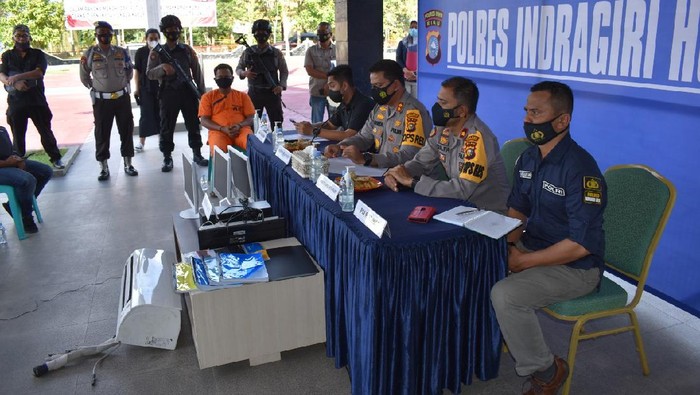 Polisi menangkap oknum PNS melakukan penipuan bermodus investasi bodong (dok. Polres Inhu)
