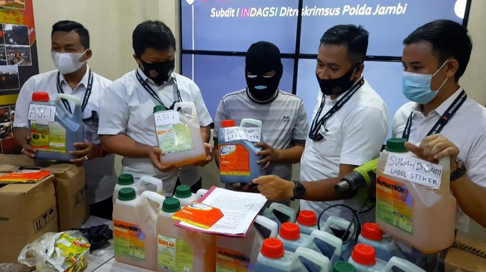 Polda Jambi membongkar pemalsuan label dan pengoplosan cairan racun rumput (herbisida). Puluhan dus racun rumput berbagai merek disita polisi dari tangan tersangka.
