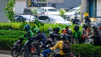 Pada hari Kamis (18/3/2021), pukul 09.30 WIB sampai 10.00 WIB, terlihat beberapa pemotor menerobos pedestrian kolong JLNT Casablanca di ruas Jalan Dr Satrio untuk berputar balik. (Foto: Andhika Prasetia/detikcom)