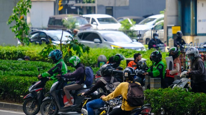 Potret Pemotor Terobos Pedestrian Kolong JLNT Casablanca