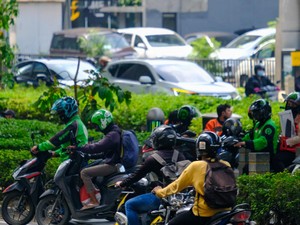 Alasan Ojol Mangkal di Trotoar Penyeberangan Depan Mal Kuningan City