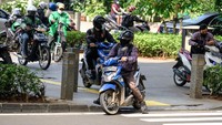 Padahal, jalan putar balik bagi kendaraan bermotor sudah disediakan tidak jauh dari pedestrian kolong JLNT Casablanca. (Foto: Andhika Prasetia/detikcom)