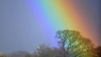 Bias pelangi terlihat jelas di pacuan kuda Sandown di Esher, Inggris. Getty Images/Alan Crowhurst