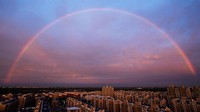Pelangi muncul di atas kota Beijing, China. Getty Images/Lintao Zhang