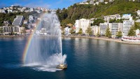 Air mancur di Oriental Bay dengan pelangi terbentuk dalam percikan di Wellington, Selandia Baru. Getty Images/Mark Tantrum