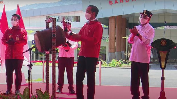 Presiden Jokowi saat meresmikan Bandara Tana Toraja dan Bandara Pantar, Alor, NTT (Tangkapan layar siaran langsung Sekretariat Presiden).