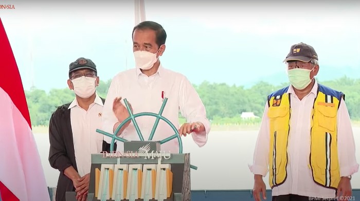 Presiden Jokowi saat meresmikan Kolam Regulasi Nipa-nipa. (Tangkapan layar siaran langsung Youtube Sekretariat Presiden).