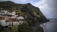Pemerintah Portugal memutuskan untuk memvaksinasi seluruh penghuni pulau itu sepenuhnya tanpa membuat kelompok prioritas. Pejabat kesehatan setempat, Clelio Meneses menjelaskan bahwa jumlah suntikan yang diperlukan untuk mengimunisasi Corvo tidak akan mempengaruhi vaksinasi di tempat lain di Azores.