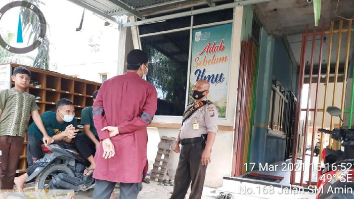 Puluhan guru di sebuah ponpes di Pekanbaru dilarikan ke RS karena diduga mengalami keracunan makanan (Dok Polsek Tampan)