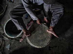 20 Contoh Alat Musik Ritmis, Pengertian, dan Cara Memainkannya