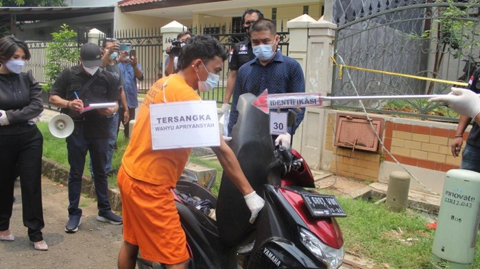 Rekonstruksi pembunuhan WN Jerman di Tangsel. Foto dikirim Kasat Reskrim Polres Tangsel AKP Angga