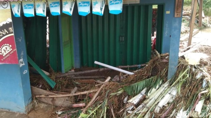 Rumah warga rusak akibat bendungan di Cianjur jebol.