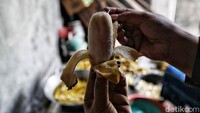 Industri rumahan yang dimiliki Mba Yul itu memproduksi panganan olahan dari buah pisang yang dipadukan dengan beragam bahan lainnya seperti keju dan cokelat.